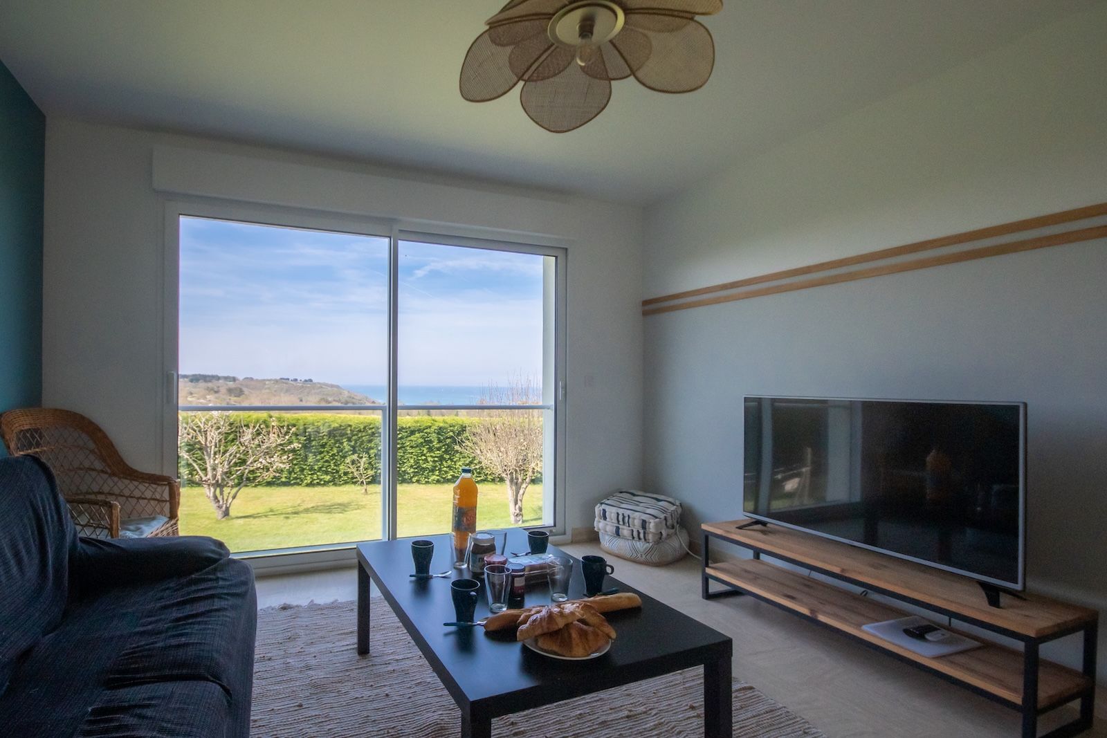 Salon lumineux du gîte