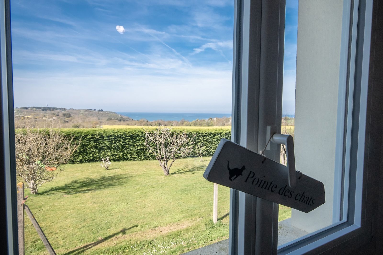 Chambre 1 : bureau avec écran, vue mer