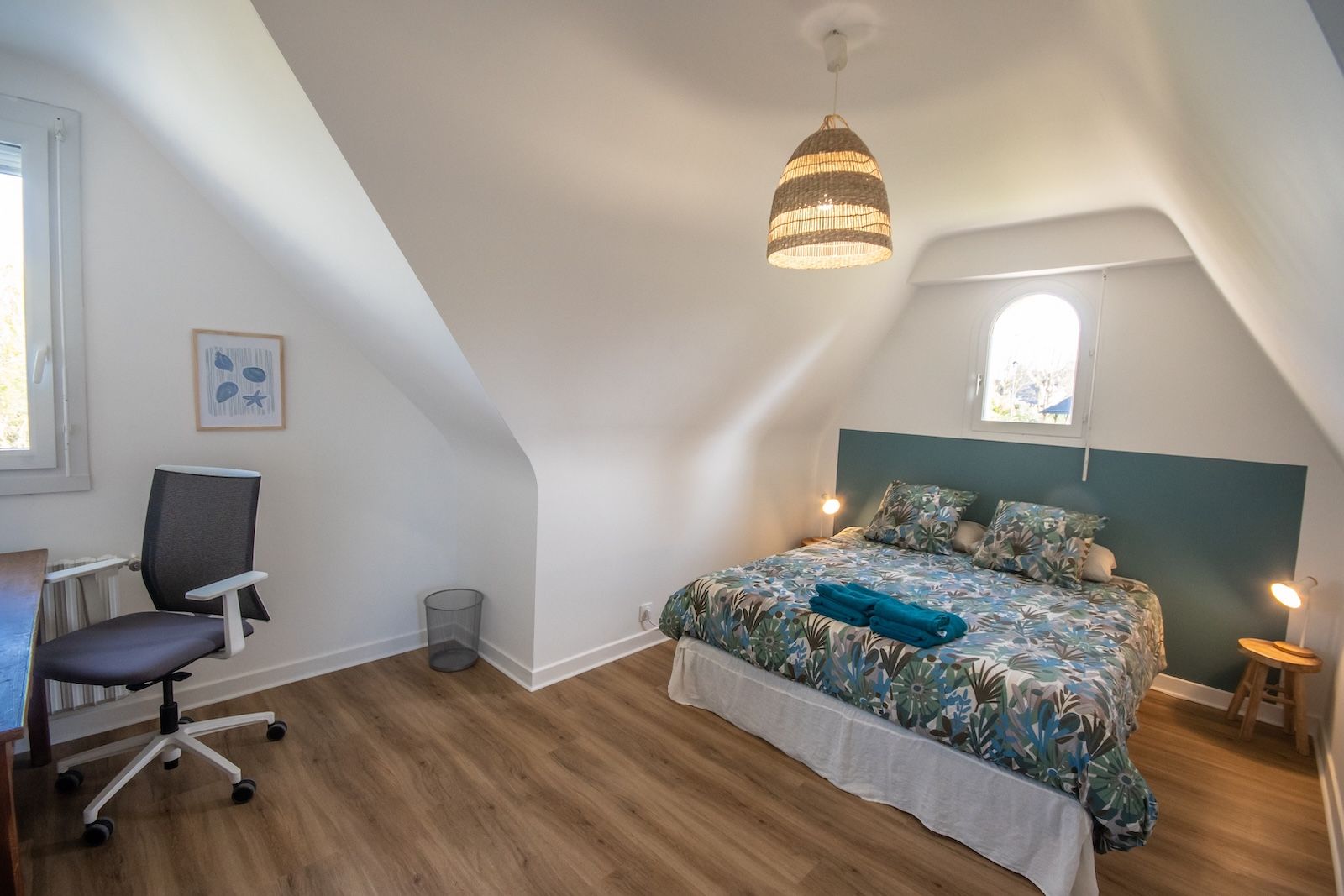 Chambre lumineuse avec lit double et bureau