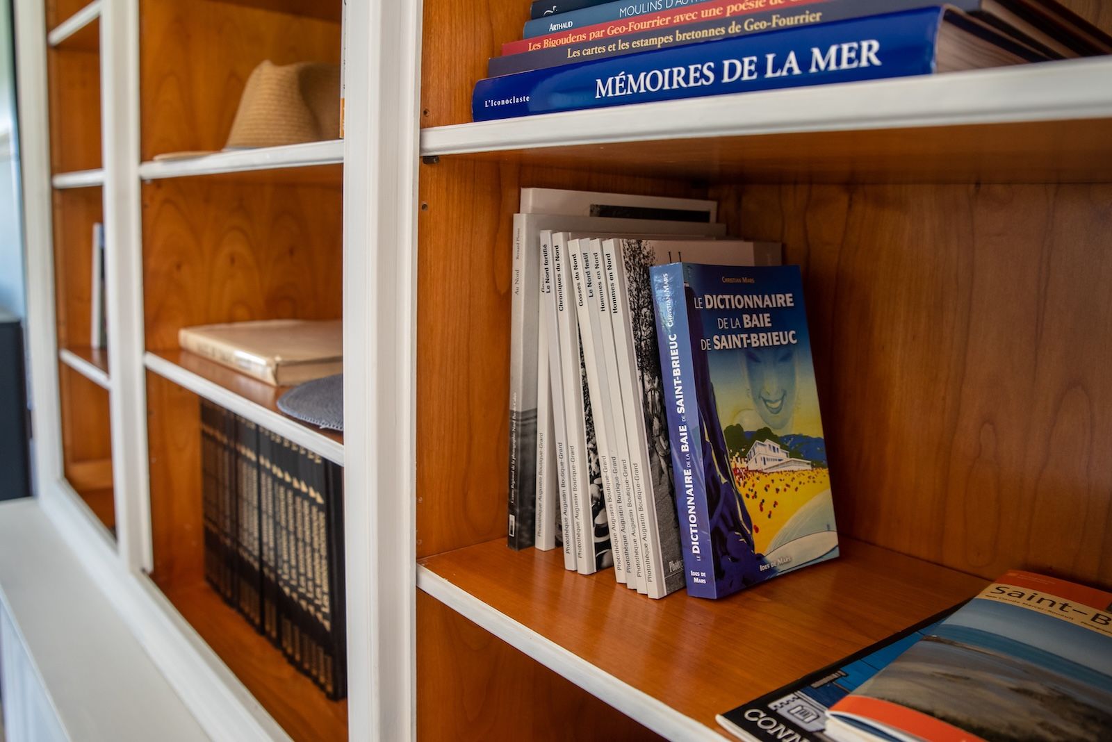 Bibliothèque : autre angle de l’espace TV/lecture