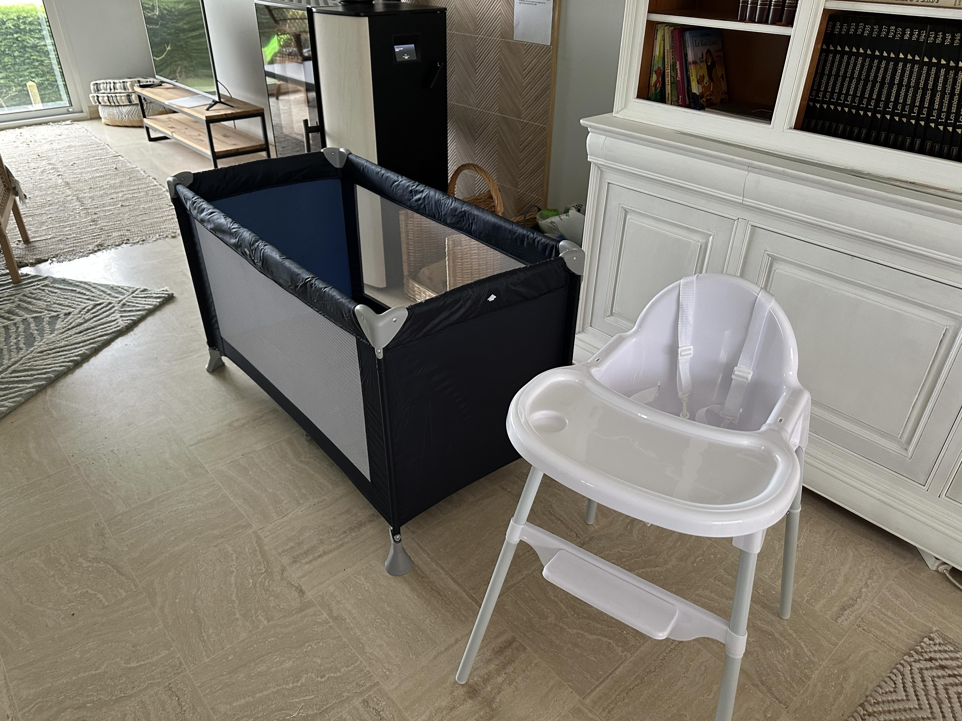 Équipements bébé : lit parapluie et chaise haute