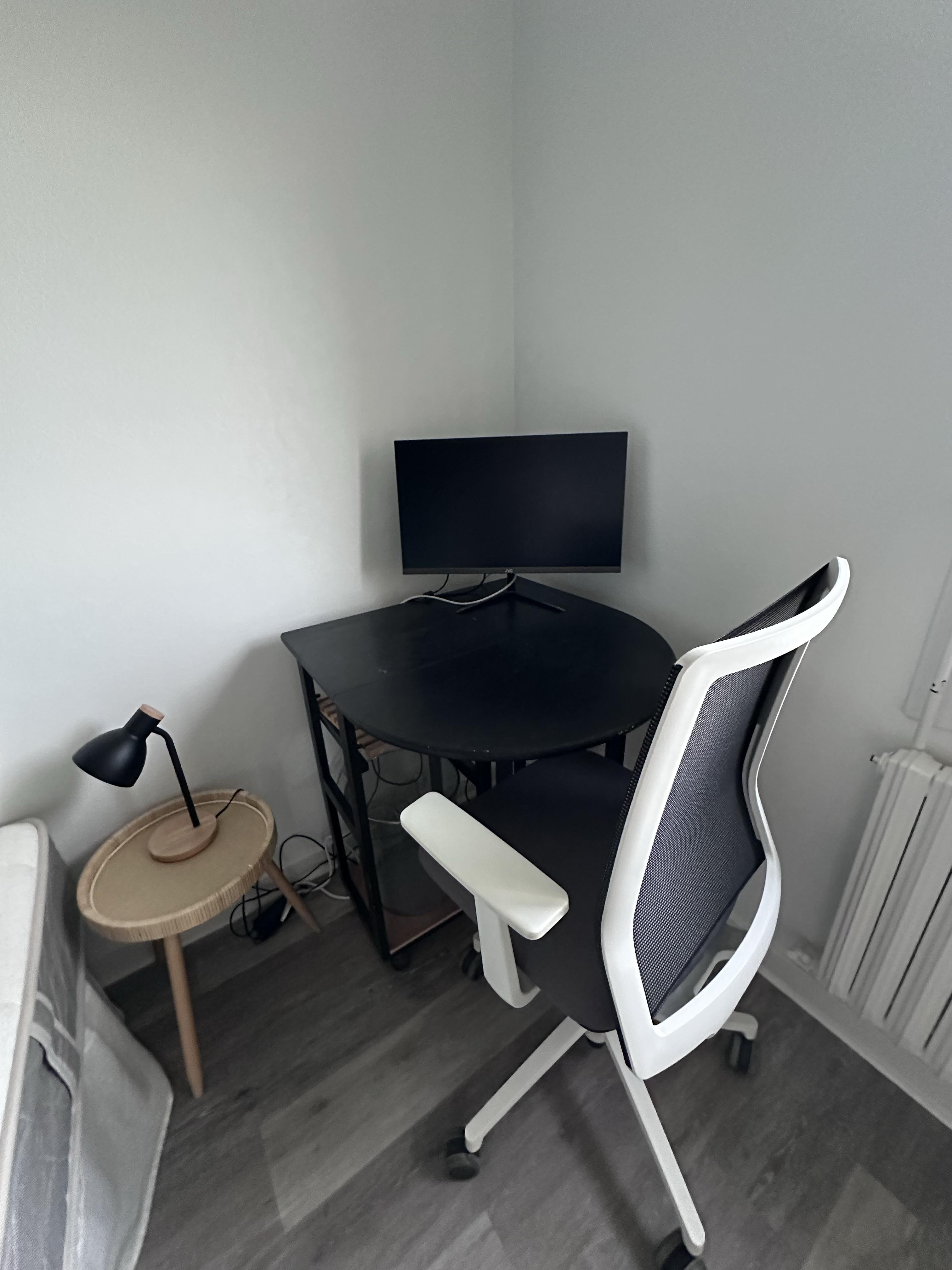 Chambre 1 : bureau avec écran, vue mer